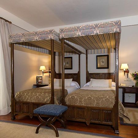 Parador De Santiago - Hostal Reis Catolicos Santiago de Compostela Kültér fotó A room at the hotel
