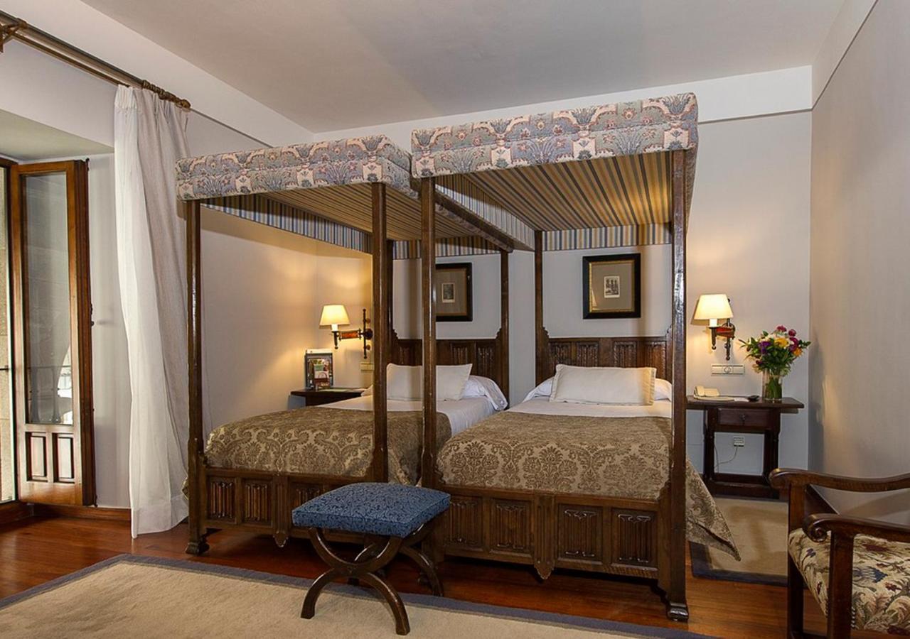 Parador De Santiago - Hostal Reis Catolicos Santiago de Compostela Kültér fotó A room at the hotel