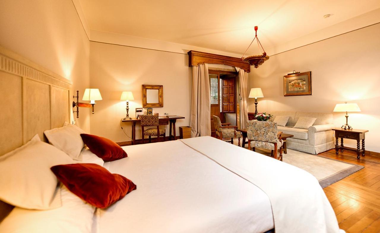 Parador De Santiago - Hostal Reis Catolicos Santiago de Compostela Kültér fotó A room at the Hotel de la Villa d'Este