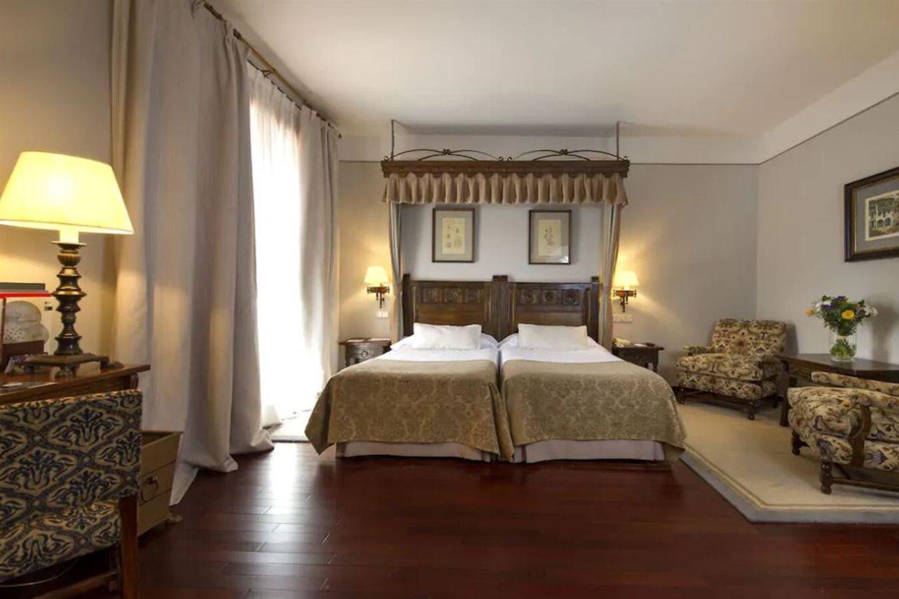 Parador De Santiago - Hostal Reis Catolicos Santiago de Compostela Kültér fotó A room at Hotel Palace Madrid