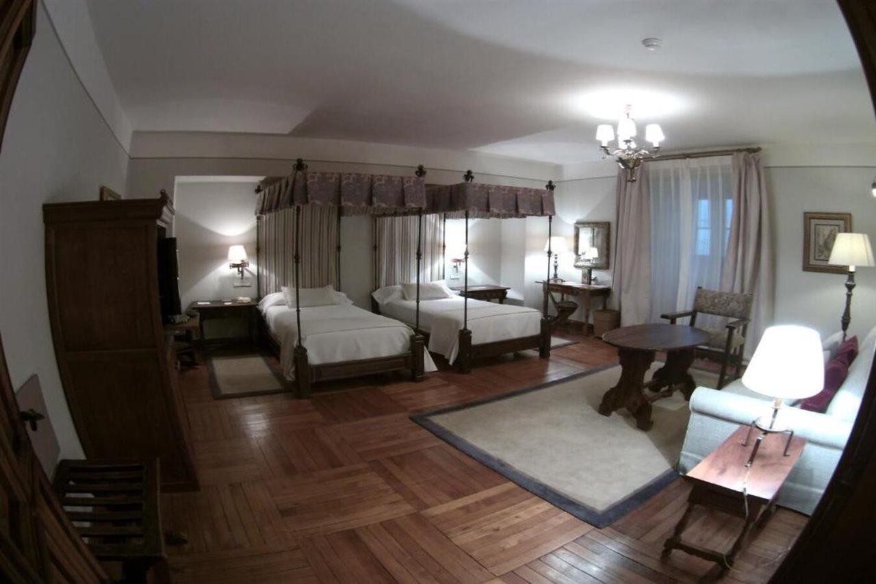 Parador De Santiago - Hostal Reis Catolicos Santiago de Compostela Kültér fotó A room at the hotel