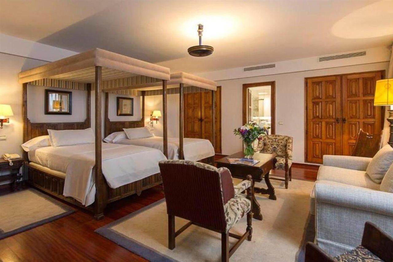 Parador De Santiago - Hostal Reis Catolicos Santiago de Compostela Kültér fotó A room at Hotel Casa Botines