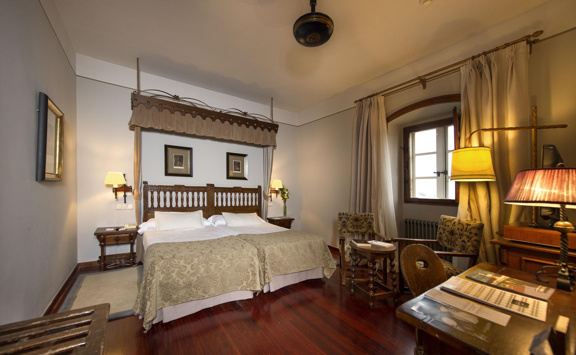 Parador De Santiago - Hostal Reis Catolicos Santiago de Compostela Kültér fotó A room at the Hotel de las Duenas