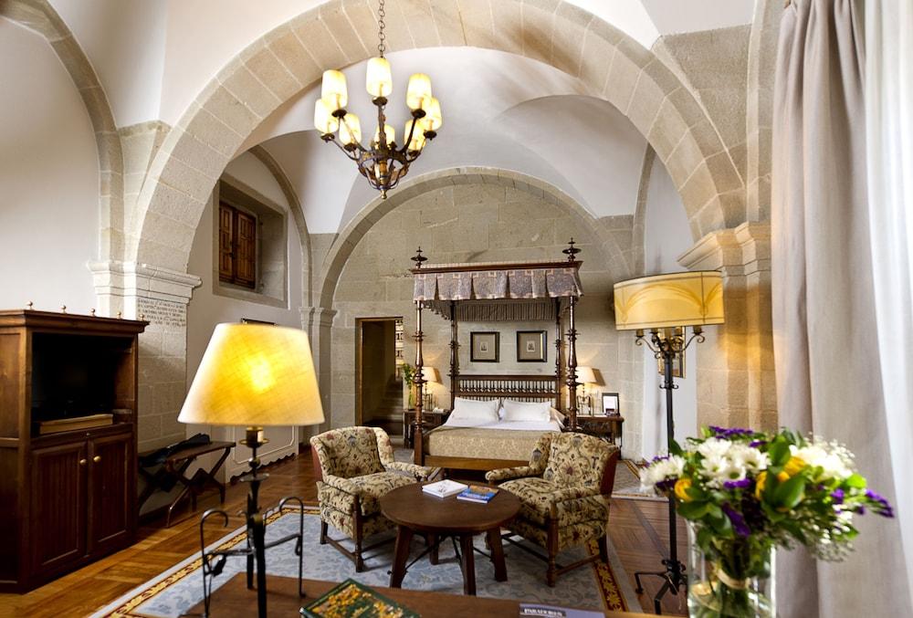 Parador De Santiago - Hostal Reis Catolicos Santiago de Compostela Kültér fotó A suite at the Hotel de la Villa d'Este