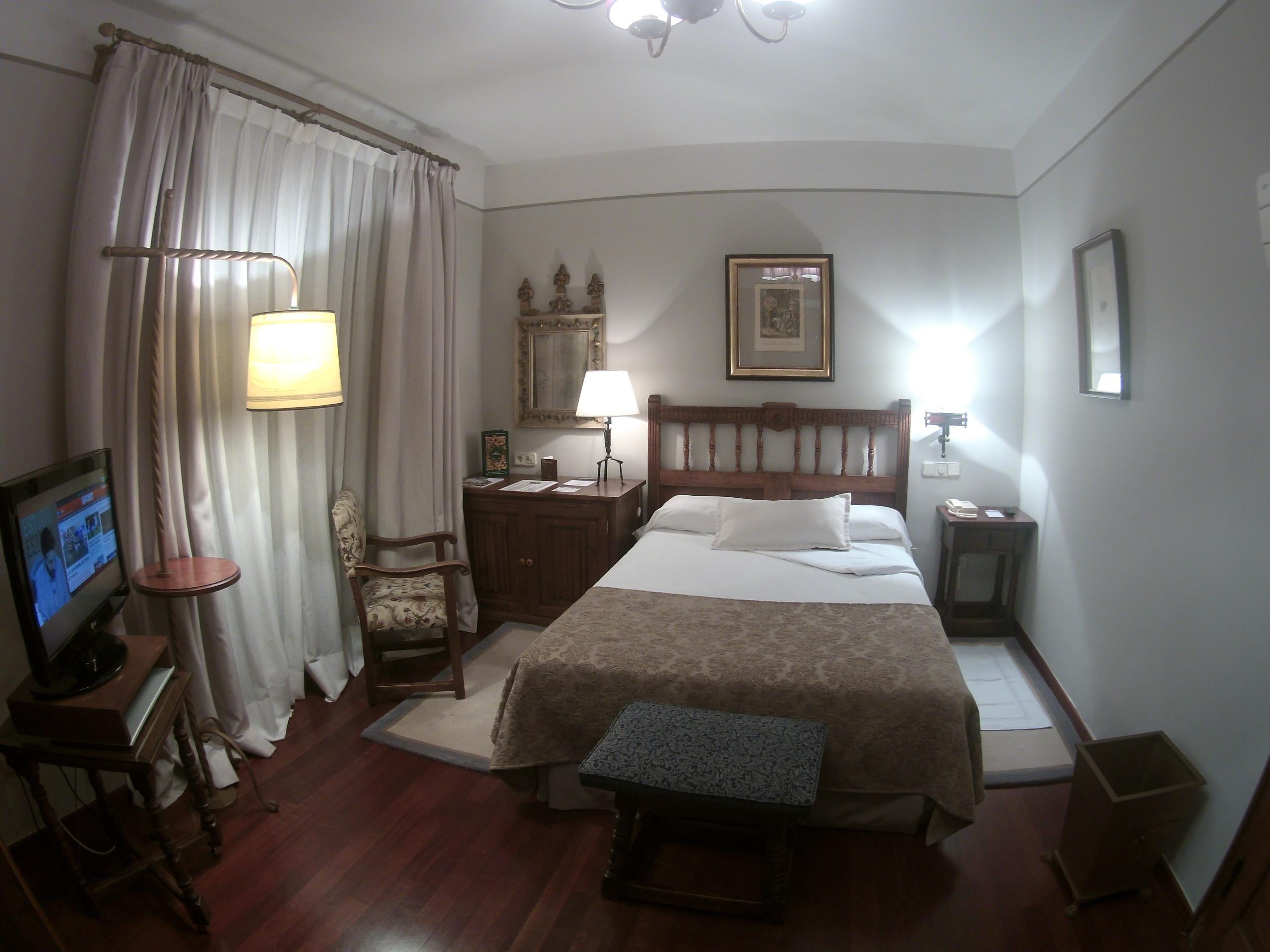 Parador De Santiago - Hostal Reis Catolicos Santiago de Compostela Kültér fotó A bedroom in a hotel in Madrid, Spain