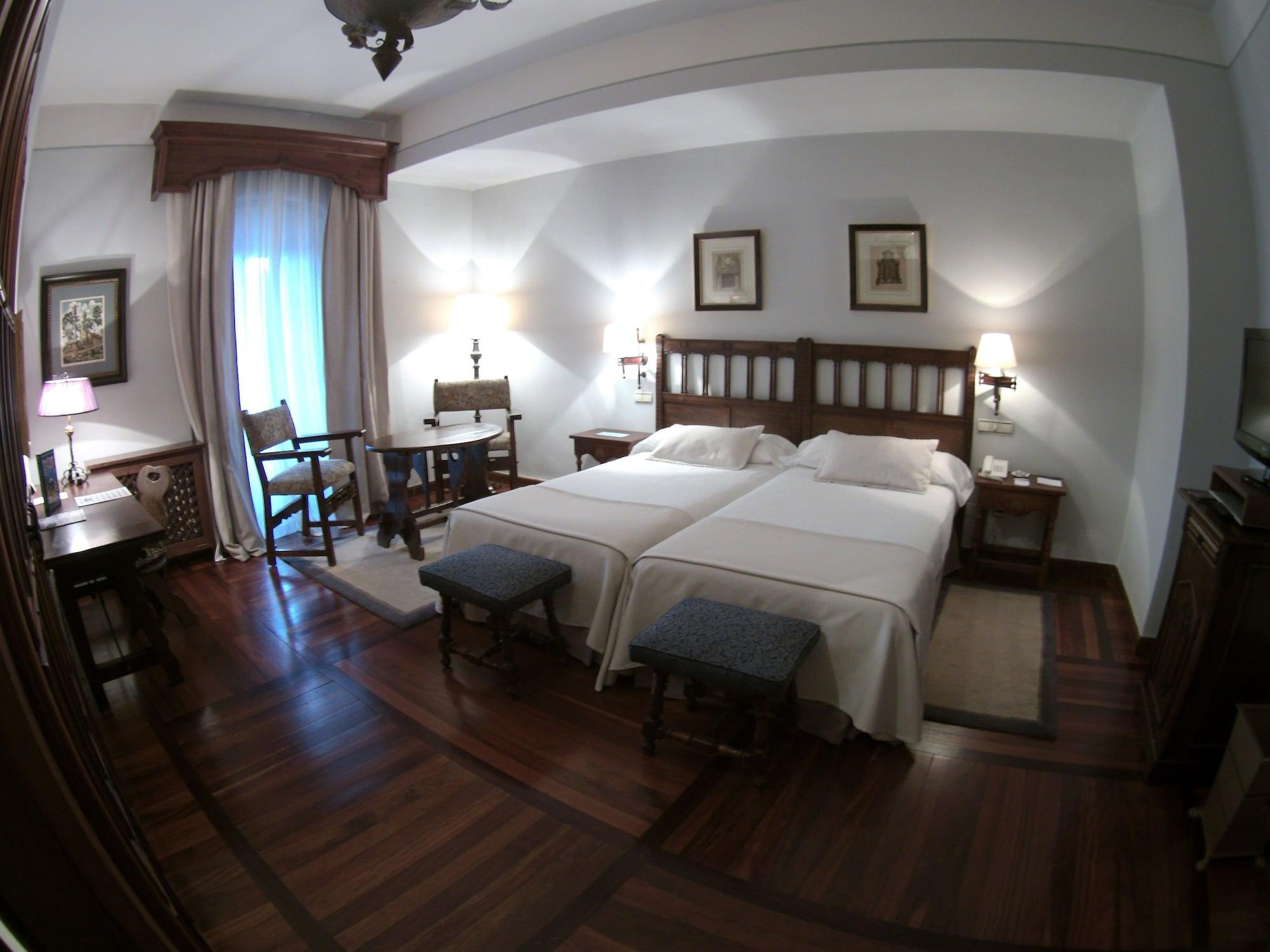 Parador De Santiago - Hostal Reis Catolicos Santiago de Compostela Kültér fotó A room at Hotel de las Letras