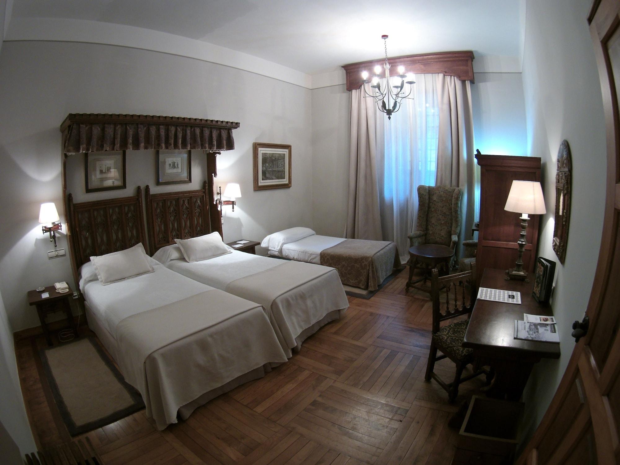 Parador De Santiago - Hostal Reis Catolicos Santiago de Compostela Kültér fotó A room at the hotel