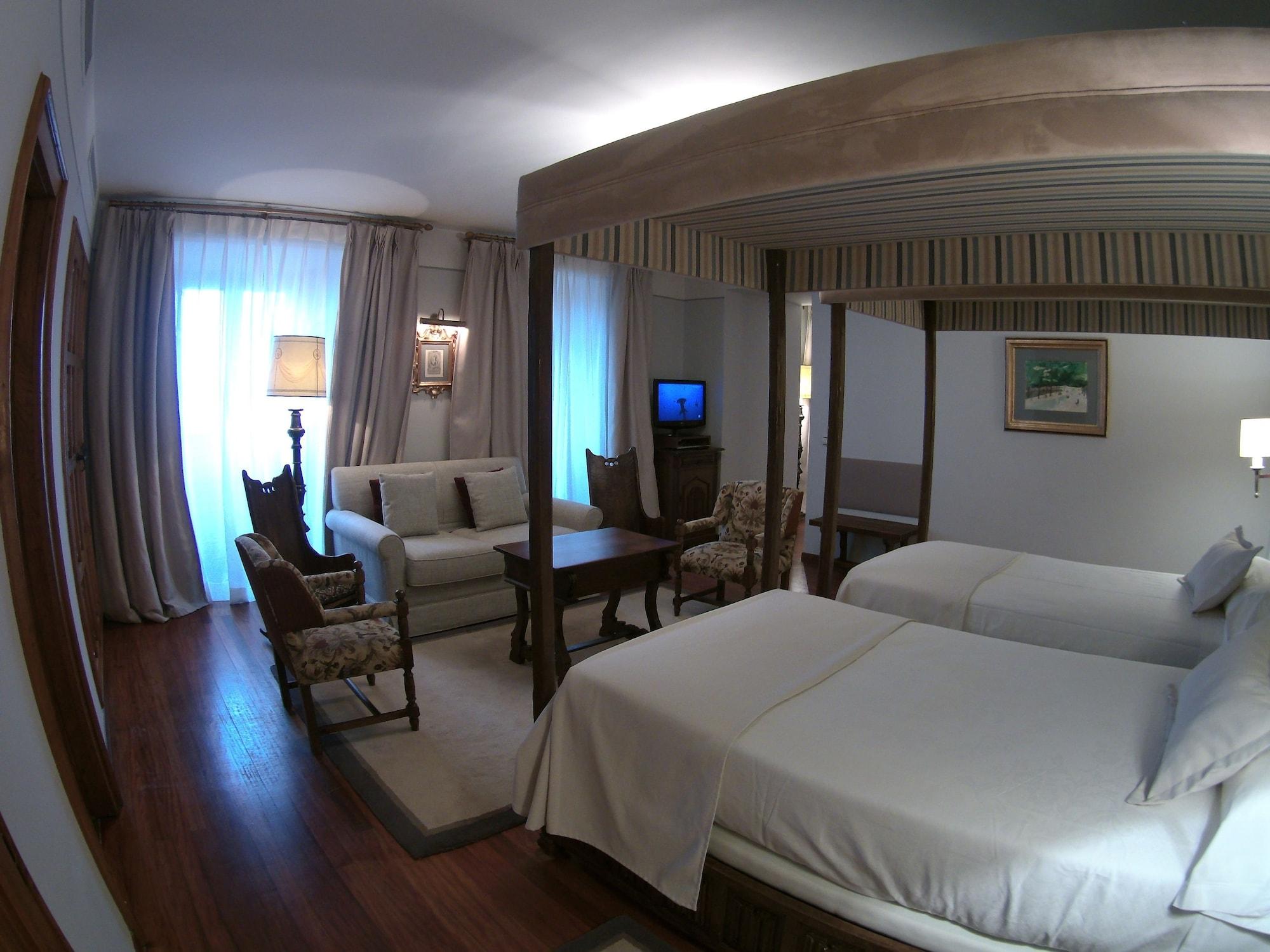 Parador De Santiago - Hostal Reis Catolicos Santiago de Compostela Kültér fotó A room at the Hotel de las Duenas
