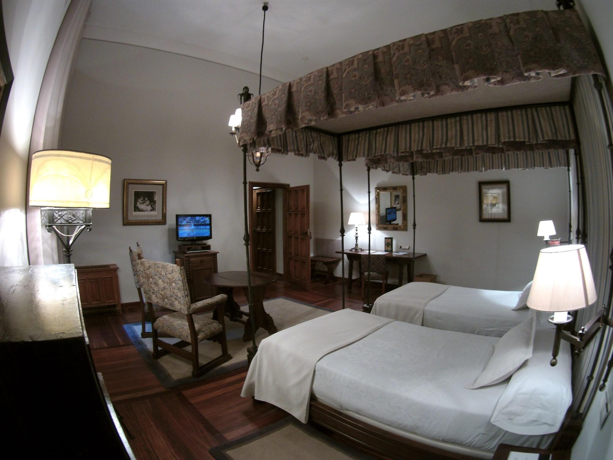 Parador De Santiago - Hostal Reis Catolicos Santiago de Compostela Kültér fotó A room at the Hotel de las Duenas