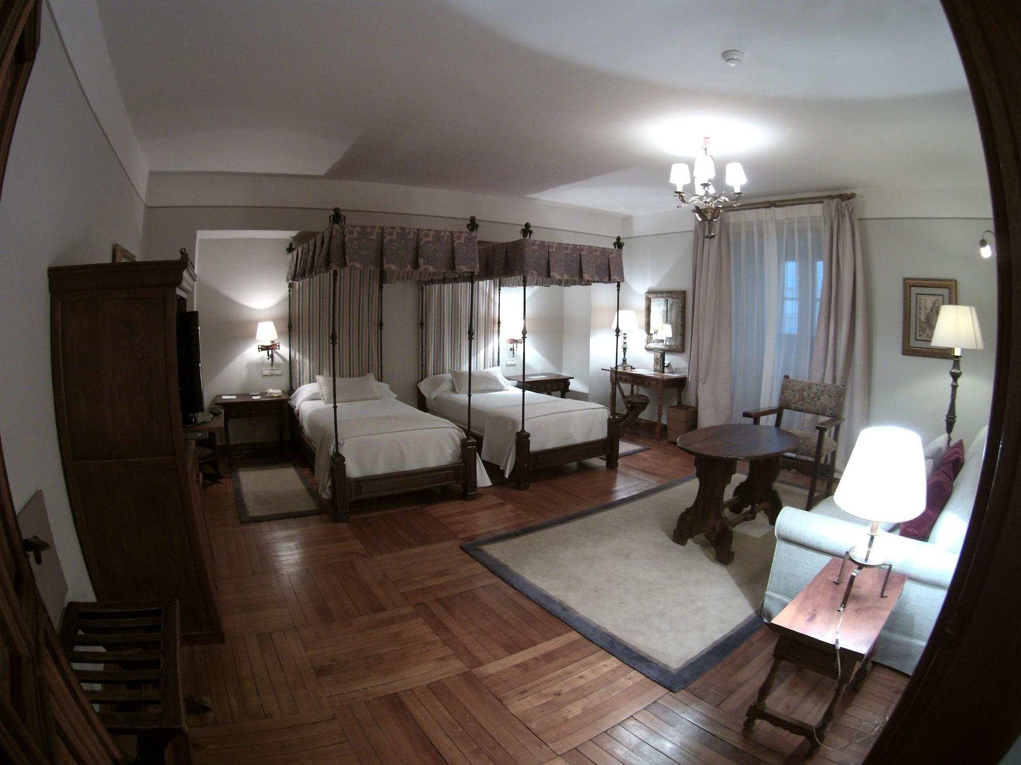 Parador De Santiago - Hostal Reis Catolicos Santiago de Compostela Kültér fotó A room at the hotel