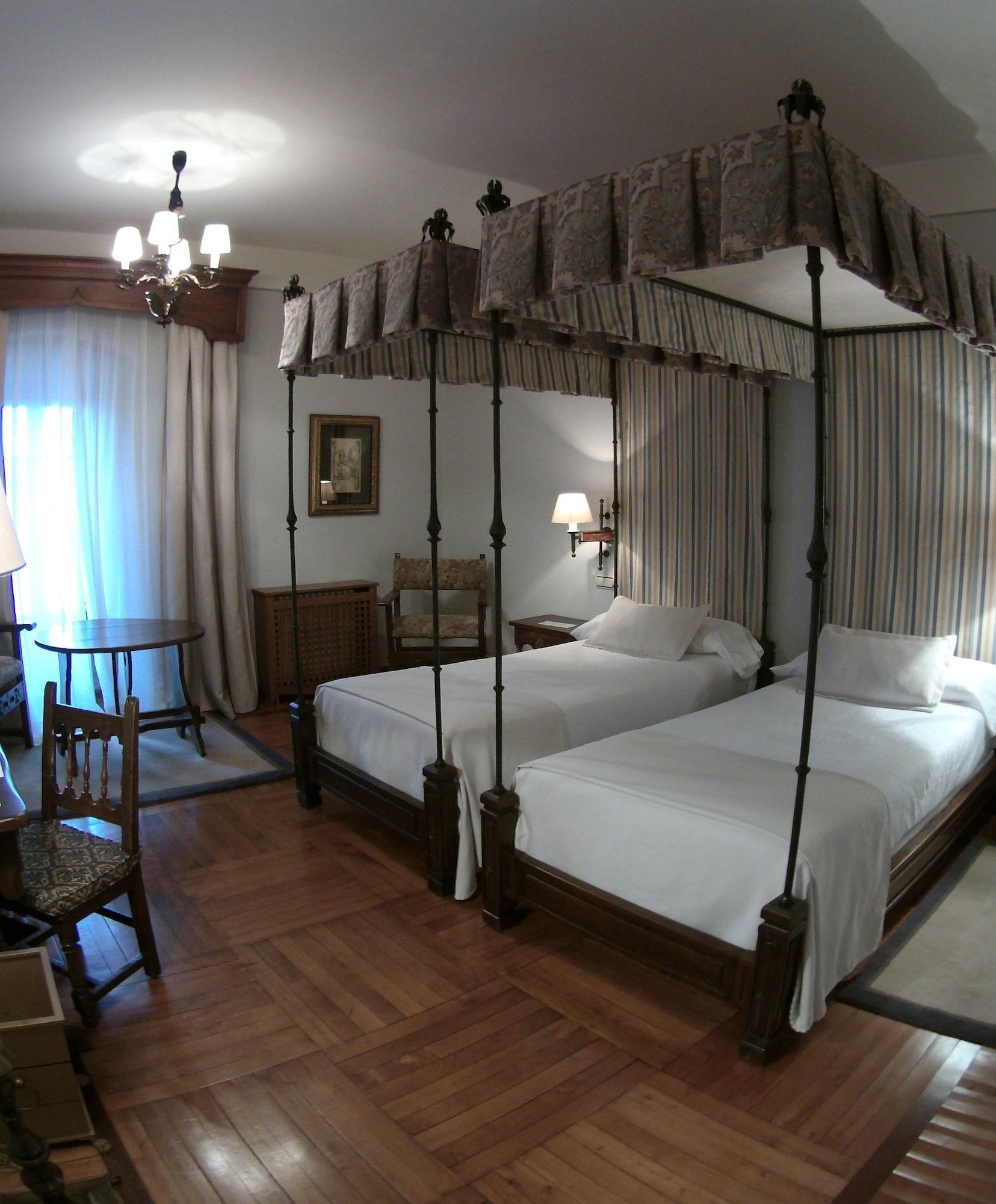 Parador De Santiago - Hostal Reis Catolicos Santiago de Compostela Kültér fotó A room at the Hotel de las Letras