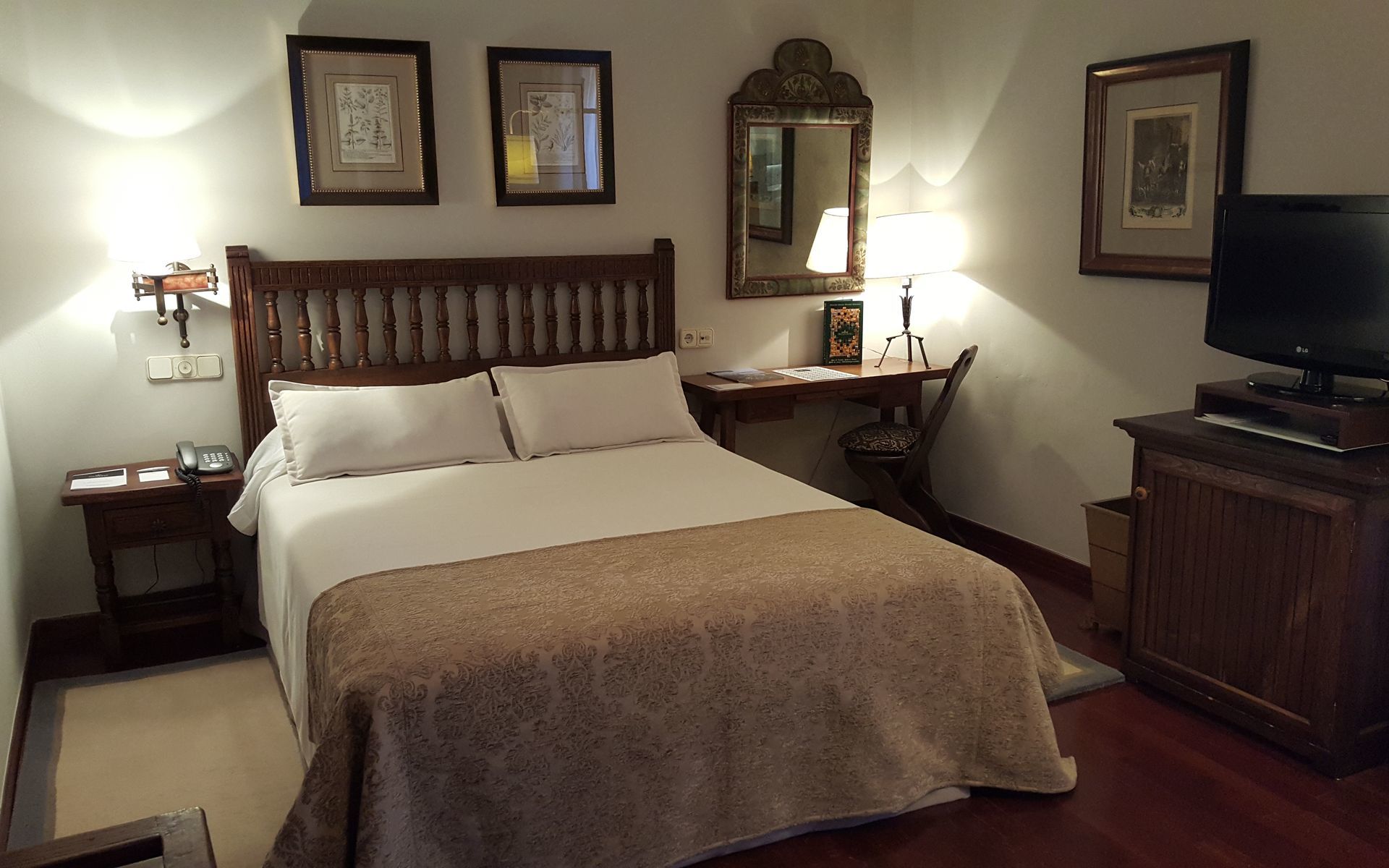 Parador De Santiago - Hostal Reis Catolicos Santiago de Compostela Kültér fotó A room at the Hotel de las Rosas