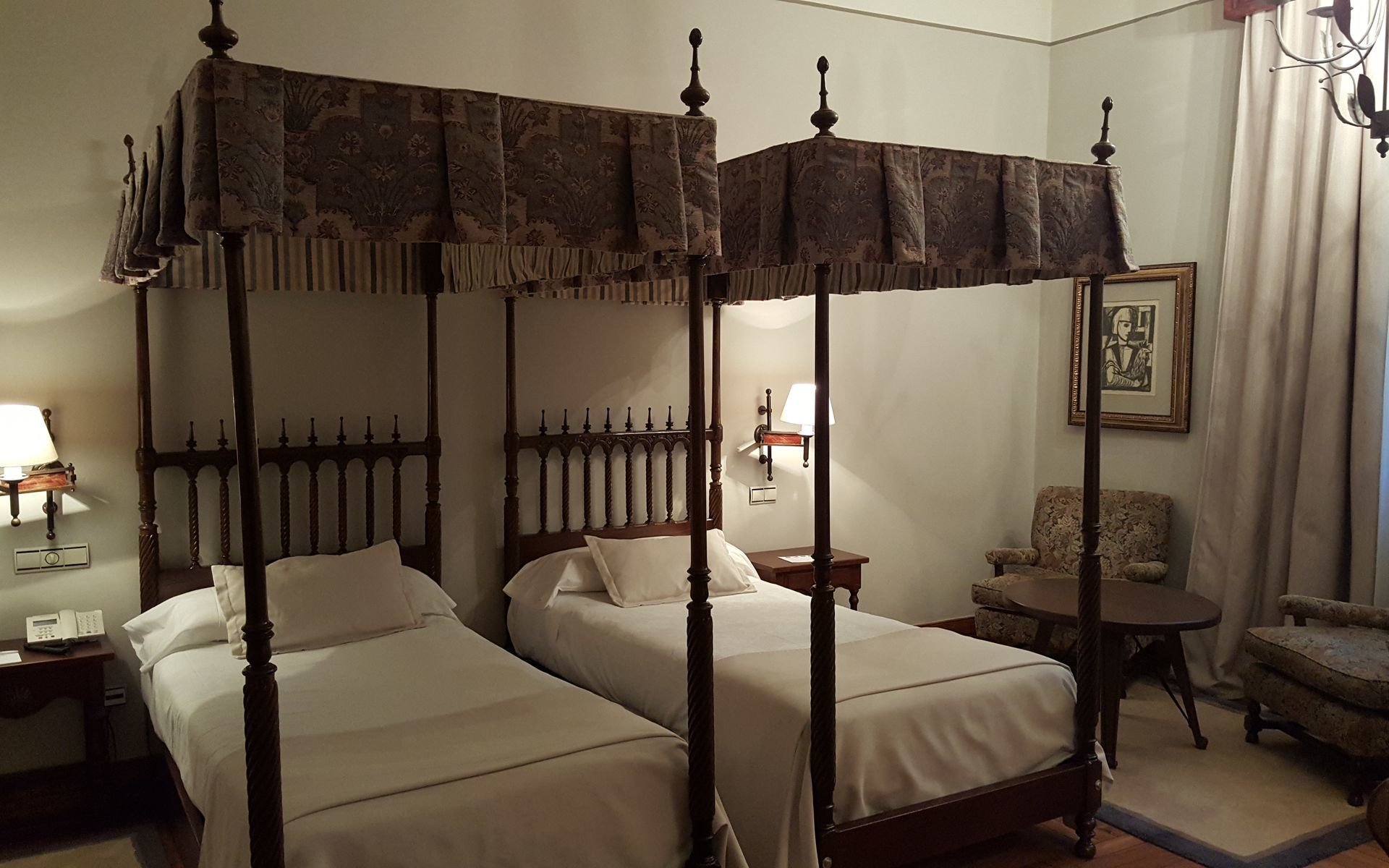 Parador De Santiago - Hostal Reis Catolicos Santiago de Compostela Kültér fotó A room at Hotel de las Letras
