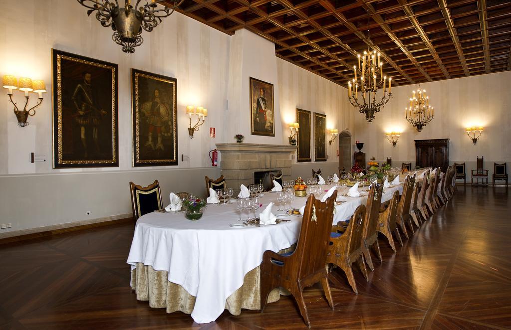 Parador De Santiago - Hostal Reis Catolicos Santiago de Compostela Kültér fotó The Long Room