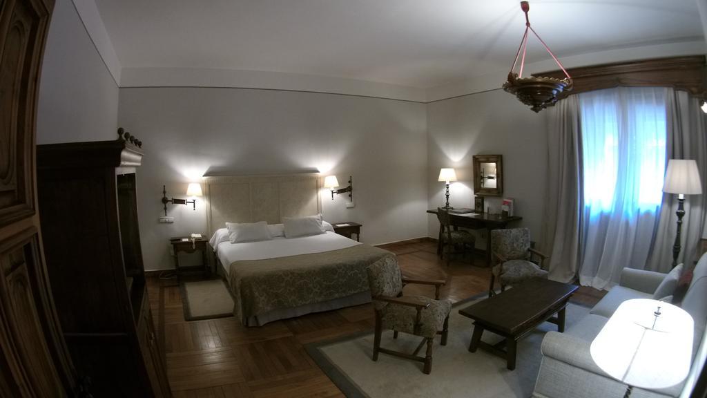 Parador De Santiago - Hostal Reis Catolicos Santiago de Compostela Kültér fotó A room at Hotel de las Duenas