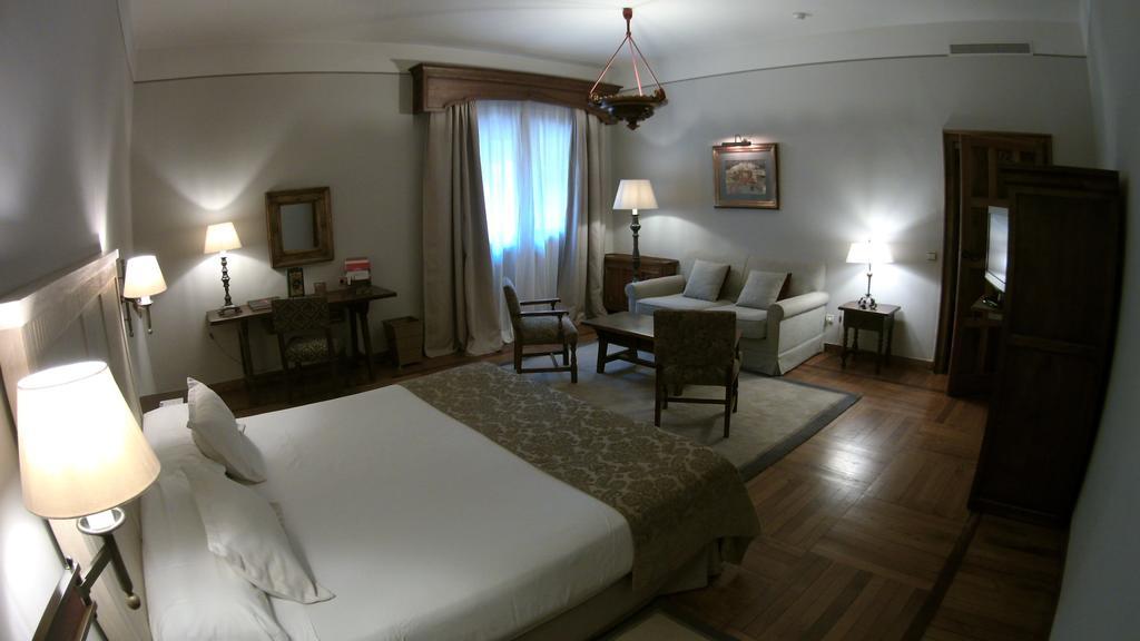 Parador De Santiago - Hostal Reis Catolicos Santiago de Compostela Kültér fotó A room at Hotel de las Rosas