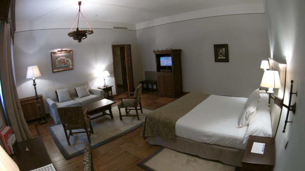 Parador De Santiago - Hostal Reis Catolicos Santiago de Compostela Kültér fotó A room at the hotel