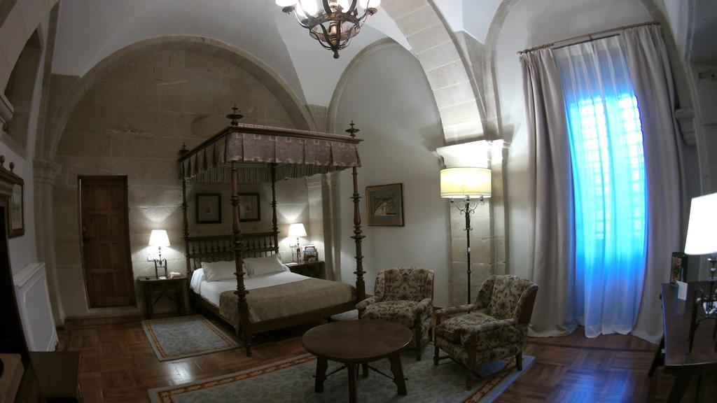 Parador De Santiago - Hostal Reis Catolicos Santiago de Compostela Kültér fotó A room in the hotel