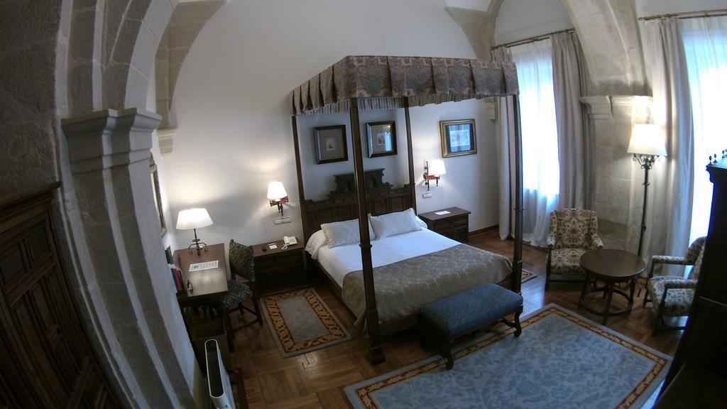 Parador De Santiago - Hostal Reis Catolicos Santiago de Compostela Kültér fotó A room at the hotel