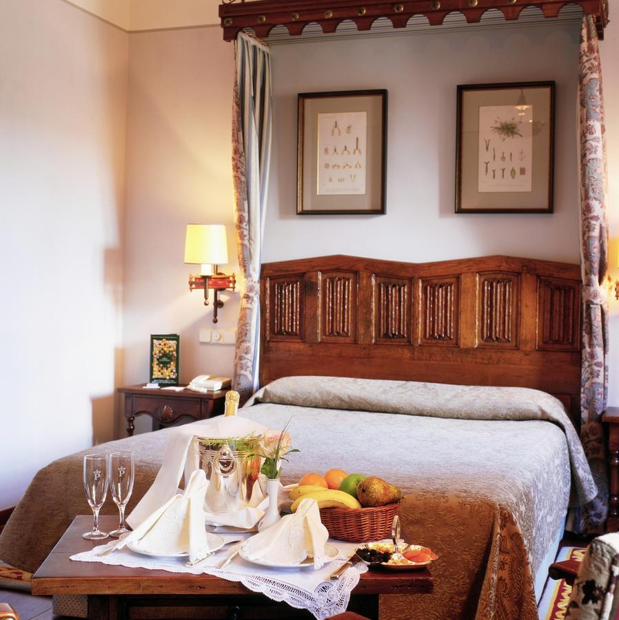 Parador De Santiago - Hostal Reis Catolicos Santiago de Compostela Kültér fotó A room at the hotel