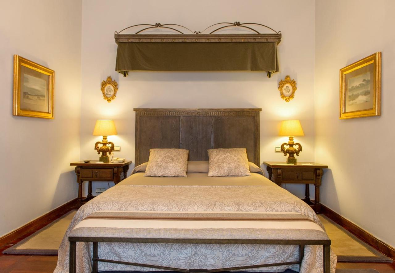 Parador De Santiago - Hostal Reis Catolicos Santiago de Compostela Kültér fotó A bedroom