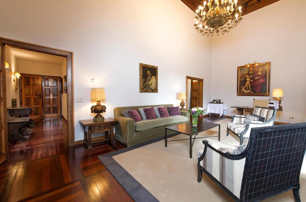 Parador De Santiago - Hostal Reis Catolicos Santiago de Compostela Kültér fotó A suite at the hotel