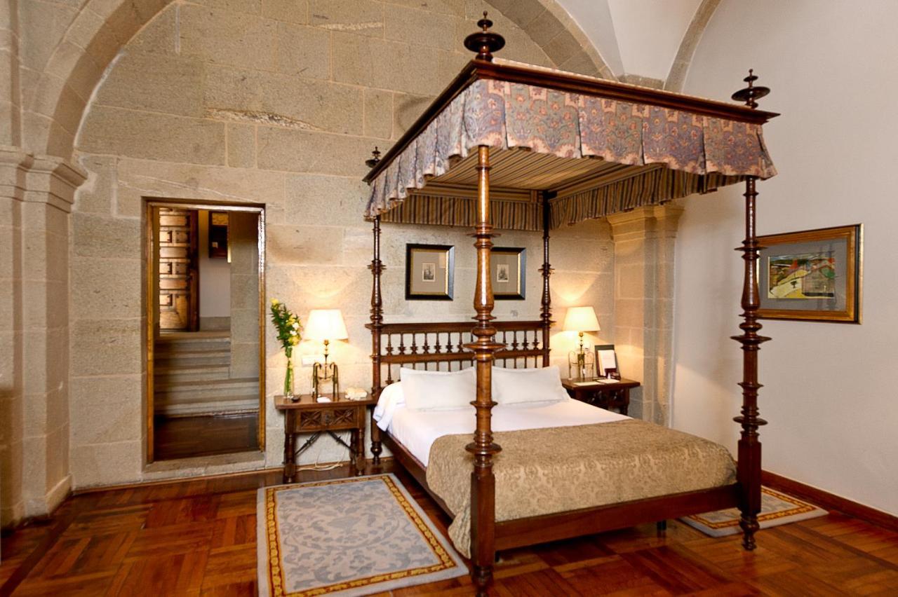 Parador De Santiago - Hostal Reis Catolicos Santiago de Compostela Kültér fotó A room at the hotel
