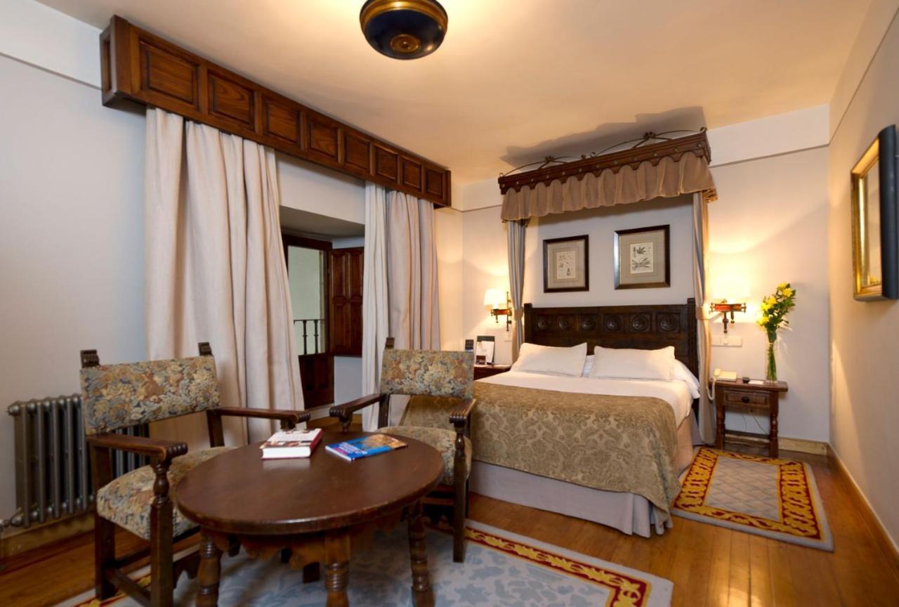 Parador De Santiago - Hostal Reis Catolicos Santiago de Compostela Kültér fotó A room at Hotel de las Duenas