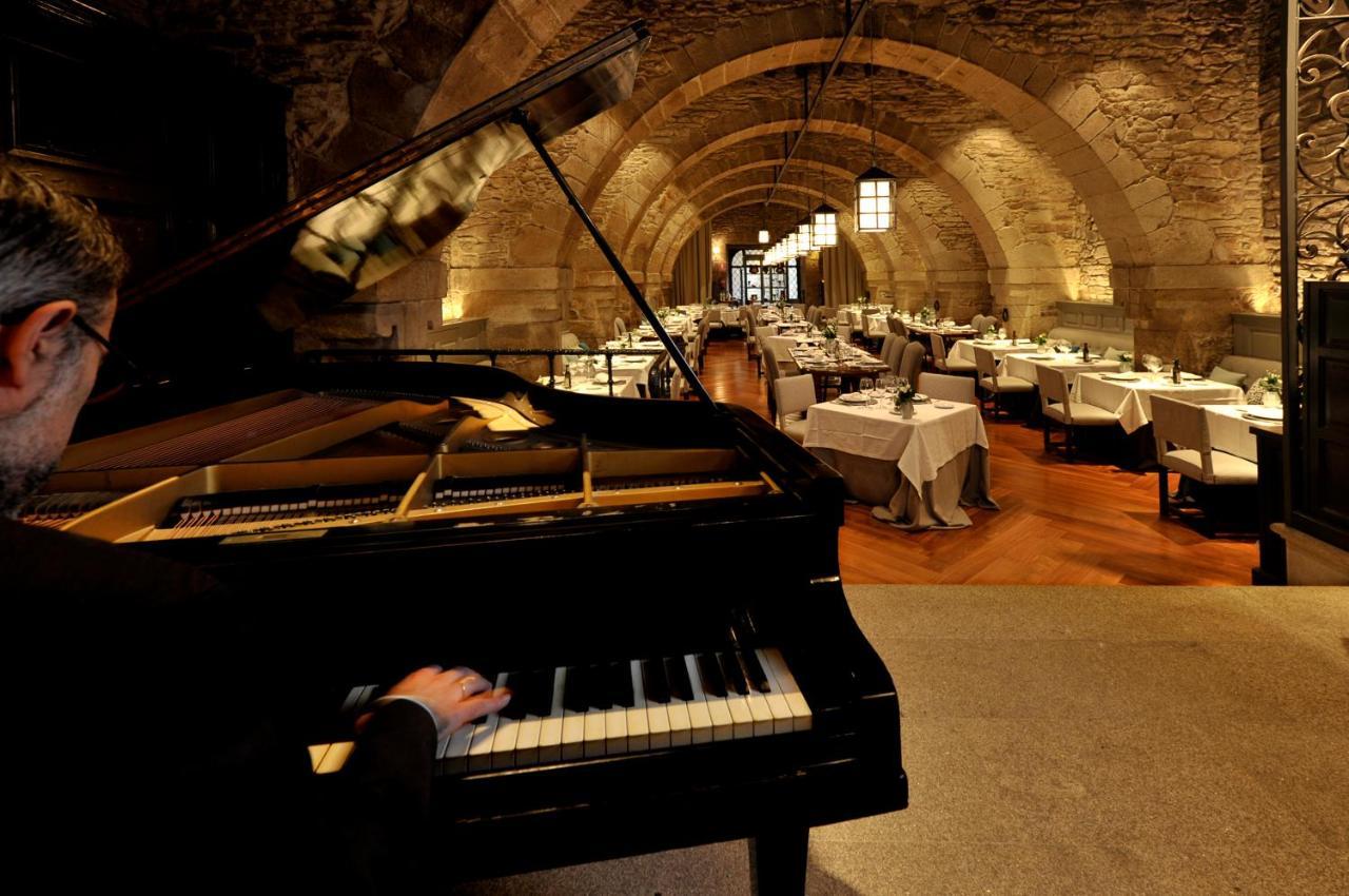 Parador De Santiago - Hostal Reis Catolicos Santiago de Compostela Kültér fotó Restaurant in the Hotel de la Tour