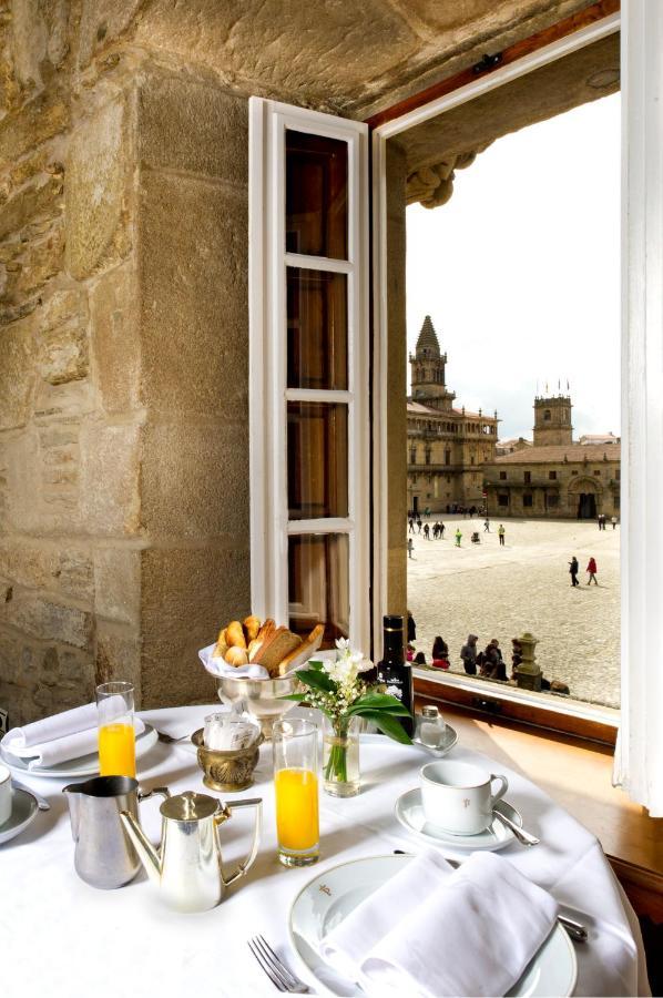 Parador De Santiago - Hostal Reis Catolicos Santiago de Compostela Kültér fotó View of the Plaza Mayor from the hotel